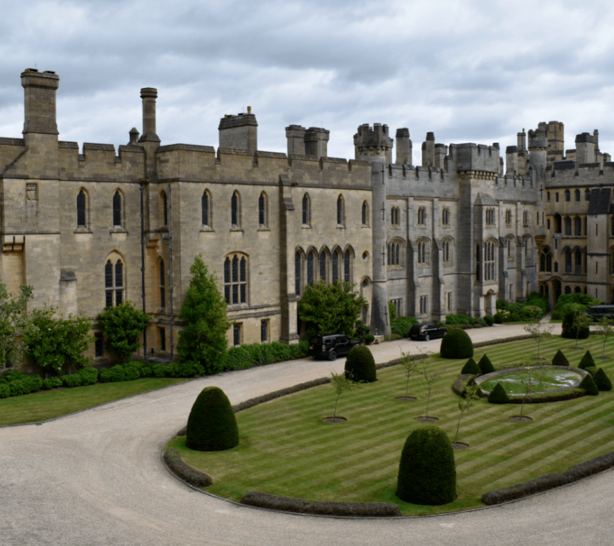 Courtyard of a large castle with circular driveway - Moral Letters to Lucilius